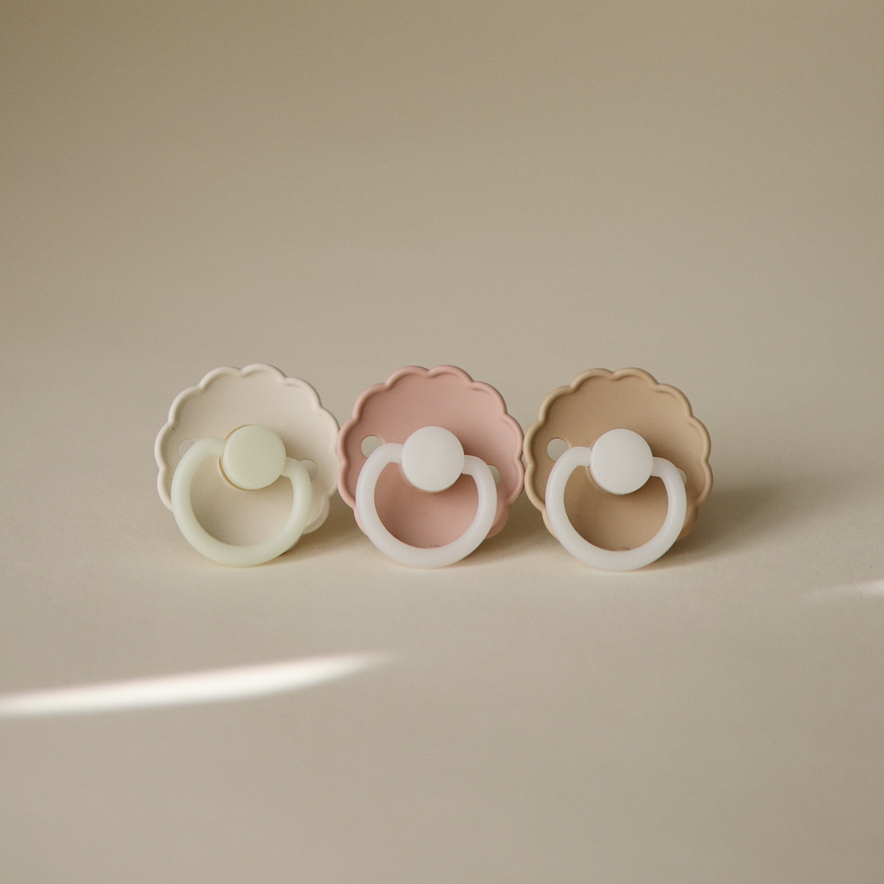 FRIGG Daisy Night Natural Rubber Pacifier 2-Pack