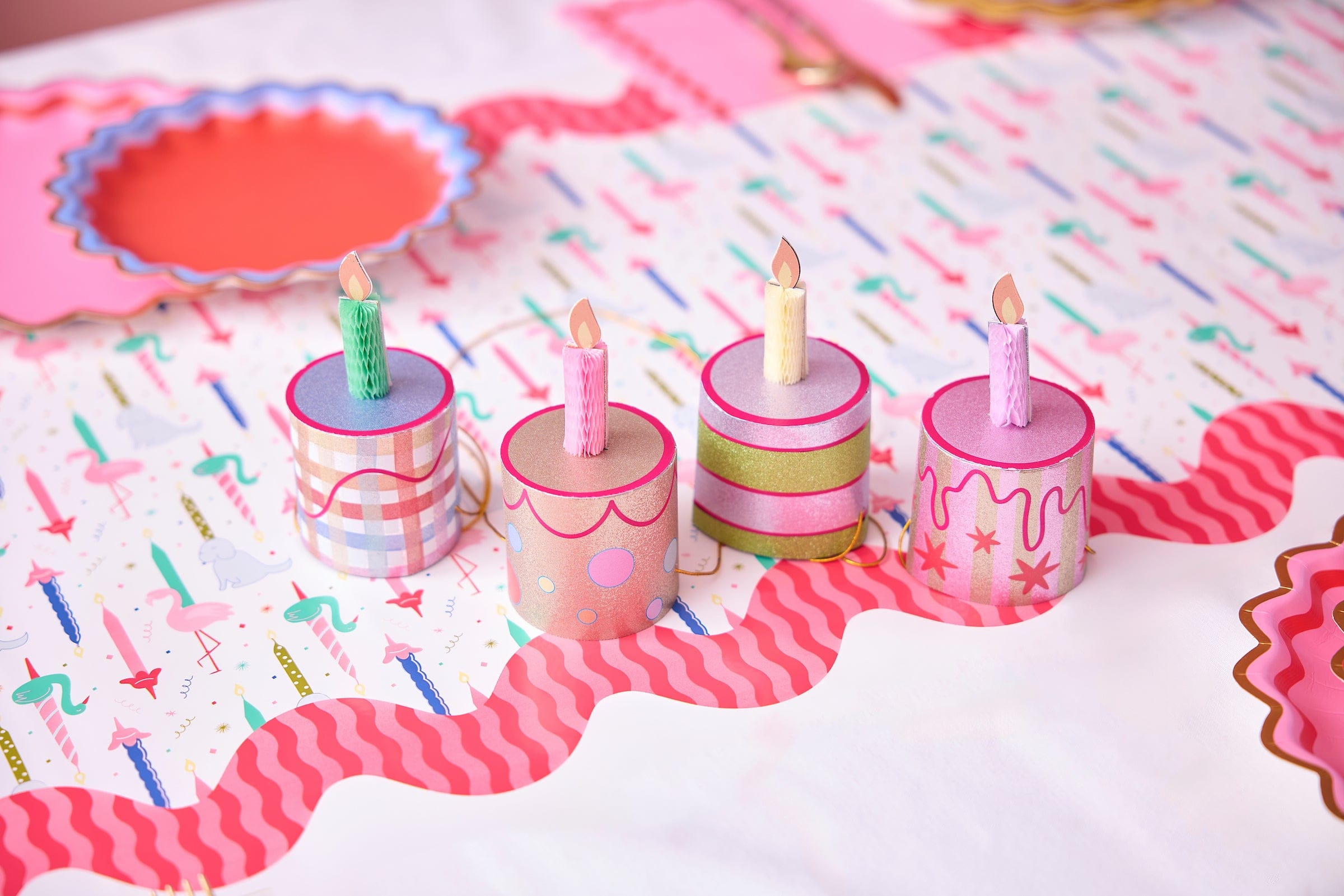 Party Parade Paper Table Runner (25 ft, cut to fit)
