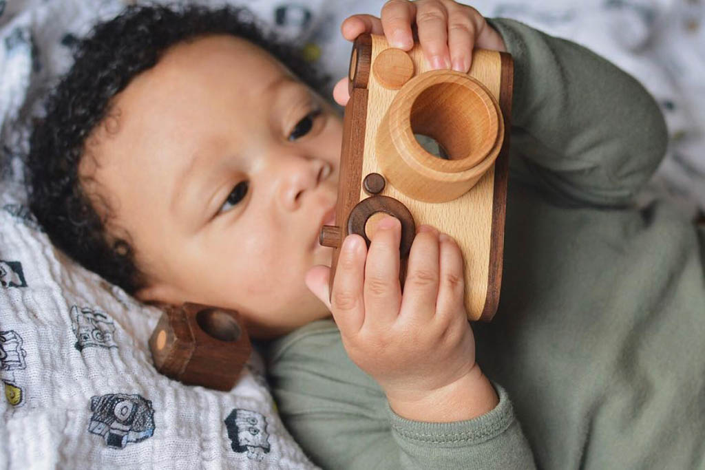35MM Wooden Toy Camera Gift Set - Beech Wood with 2 Flashes
